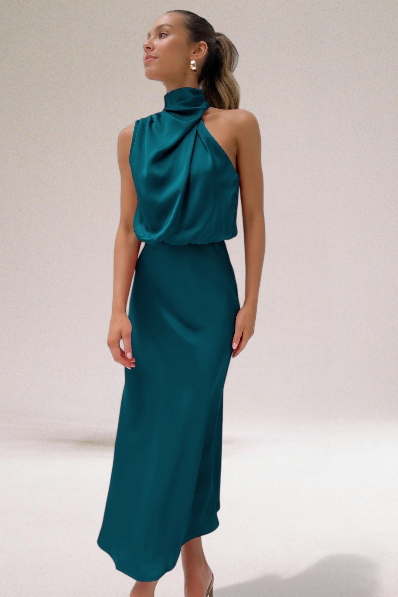Flavia™ | Vestido glamour em cetim com decote